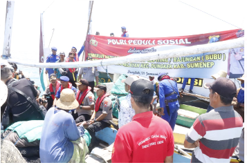 Kapolres Sumenep Memberikan Alat Tangkap Rajungan Berupa Bubu Pada Nelayan Sarkak Desa Romben Guna Kec. Dungkek Kab. Sumenep