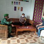 Babinsa Koramil 422-04/Balik Bukit Bersama Bhabinkamtibmas Melaksanakan Komsos Dengan Warga