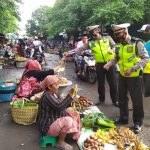 Jajaran Satlantas Polres Pasuruan Kota Menggelar Baksos Dan Penyemprotan Disinfektan Kepada MPU