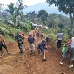 Sertu Kiswantoro Babinsa Pekon Argo Mulyo Bersama Masyarakat Melaksanakan Kegiatan Gotong Royong Pelebaran Jalan