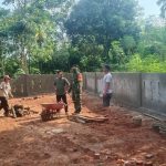 Serda Yudiyanto Mengajak Warga Gotong Royong Membuat Pagar Musholla Di Pemangku 5