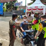 Gelar Penegakan Disiplin Protokol Kesehatan Di Jalan Lintas Sekaligus Pembagian Masker Oleh Babinsa Koramil 18 Pandaan
