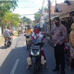 POLSEK MAYANGAN BAGIKAN PULUHAN MASKER DI TENGAH PEMBERLAKUAN PPKM DARURAT