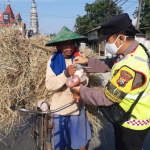 Polres Bojonegoro Melalui Polsek Kalitidu Salurkan Daging Qurban Ke Masyarakat