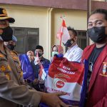Angkat Dan Kibarkan Bendera Merah Putih, Polres Probolinggo Gelar Vaksin Serentak Dan Pendistribusian Bansos