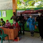 Plt Camat Gedeg Bersama Danramil dan Kapolsek Berikan Pendampingan Pengamanan Vaksinasi Covid-19