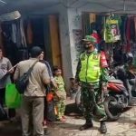 Babinsa Sukorejo Ingatkan Protkes Dan Bagikan Masker Kepada Pengunjung Pasar
