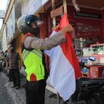 Puluhan Pedagang Kaki Lima Kibarkan Bendera Merah Putih Di Pasar, Kampung Dan Ruko Plaza Kabupaten Pasuruan Meski Terpukul Pandemi COVID-19