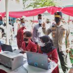 Kapolda Jatim Cek Vaksinasi Di UMM Bersama Presiden RI Dan Kapolri