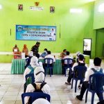 Pastikan Kondusif, Babinsa 0819/14 Dampingi Peserta Vaksinasi
