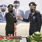 KAPOLRES SUMENEP BERI KEJUTAN NASI TUMPENG DAN KUE TART KEPADA DANDIM 0827 SUMENEP DI HUT TNI