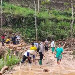 Tanggap Bencana, Kapolsek Slahung Bersama Anggota Bantu Masyarakat Di Lokasi Tanah Longsor