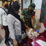 Danramil 0819/25 Gadingrejo Bersama Babinsa Lakukan Pendampingan Vaksinasi Anak Usia 6-11 Tahun