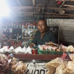 Hanya Empat Ribu Rupiah Bisa Menikmati Nasi Bungkus Dengan Alunan Musik Dangdut Oma Irama