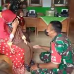 Aksi Babinsa Pelipur Lara Kepada Siswa Saat Pelaksanaan Vaksinasi