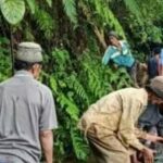 Semangat Kepala Desa Pesantren Bersama Warga Lakukan Kegiatan Gotong Royong Dan Jaga Kebersihan Lingkungan