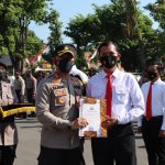 Apel Pagi Jam Pimpinan Kapolres Pasuruan Kota Berikan Penghargaan Kepada Anggota Berprestasi