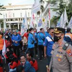 Unjuk Rasa Berjalan Aman, Kapolrestabes Surabaya Borong Dagangan PKL Untuk Masa Aksi