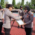 Kapolres Sumenep Pimpin Upacara Pemberian Penghargaan Kepada Anggotanya Yang Berprestasi