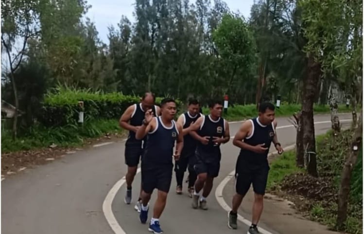 Menunjang Tugas Sehari-Hari, Koramil 0819/26 Tosari Laksanakan Olahraga Joging