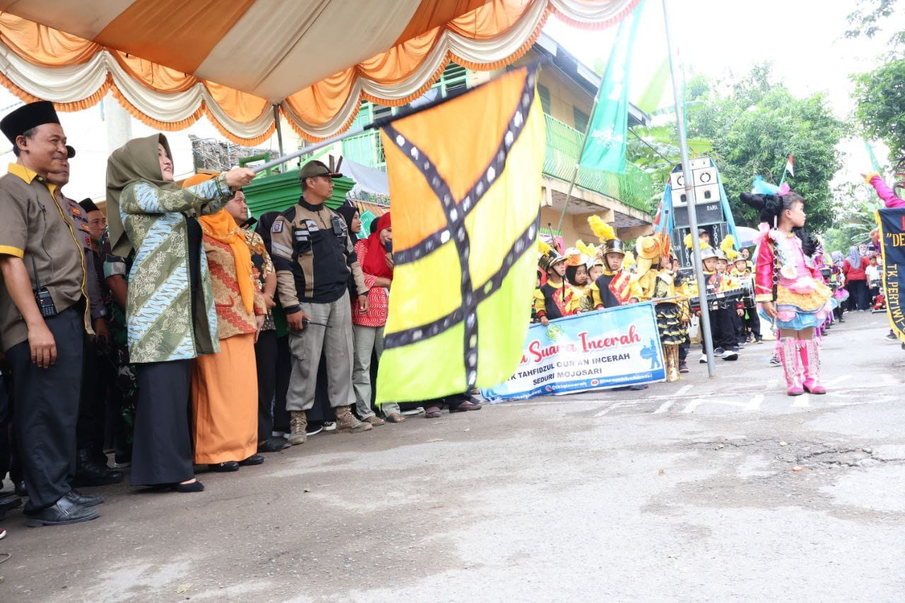 Buka MTs Ronas Street Parade, Bupati Ikfina Harapkan Jadi Ajang Asah Kreatifitas Anak