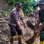 Sinergitas, Polisi Bersama TNI dan Warga Bersihkan Material Longsor di Mojokerto
