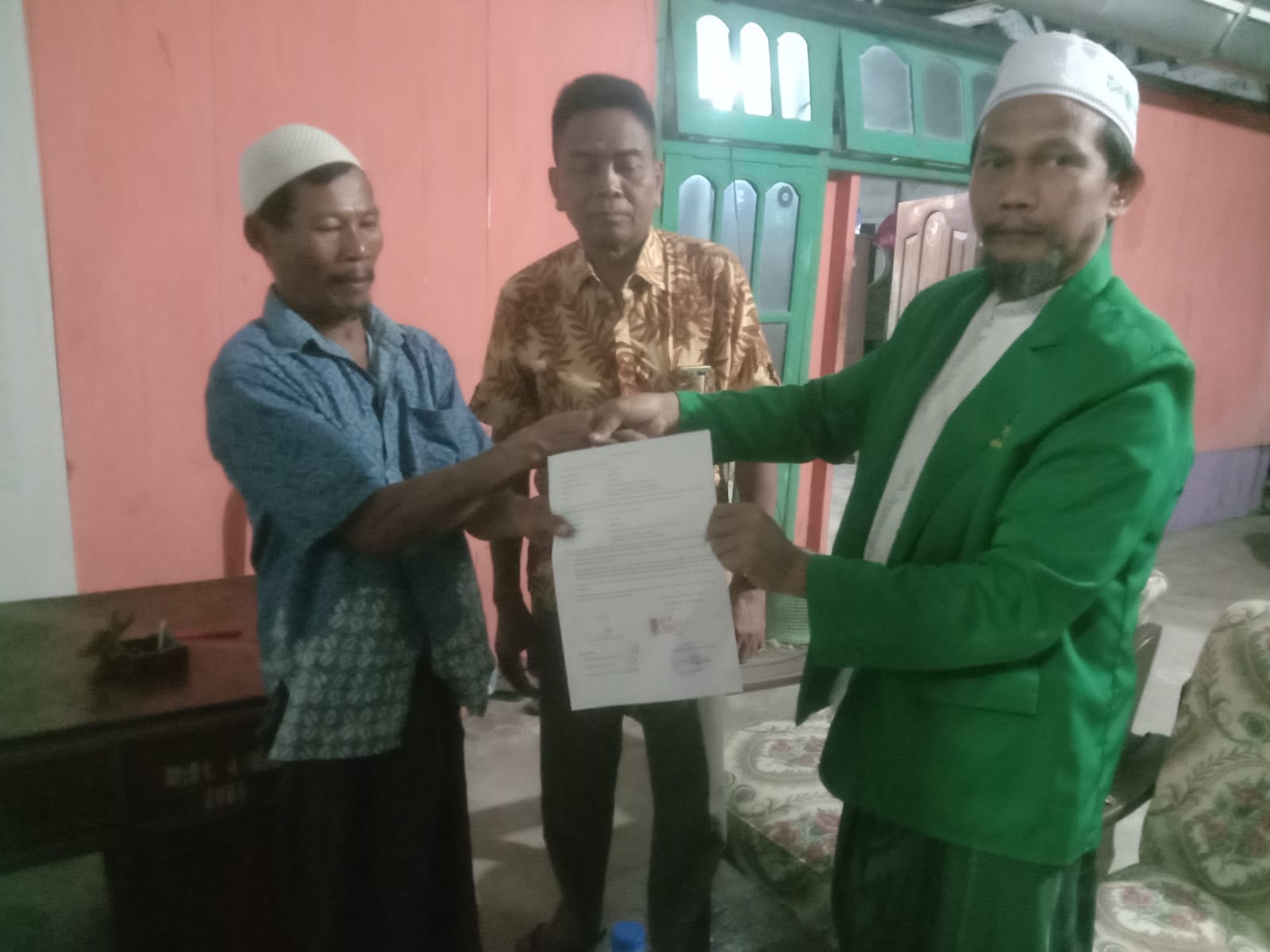 Foto : Nampak foto Jumain (kiri) Kepala desa Mojodanu Sijad (tengah) dan Agus (kanan) sepakat berdamai