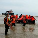 Polisi Bersama Basarnas Berhasil Selamatkan Kru Kapal Tug Boat Capricorn II di Perairan Bangkalan