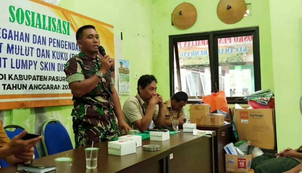 Danramil 0819/12 Rembang Berikan Wawasan Kesehatan Ternak Bagi Warga