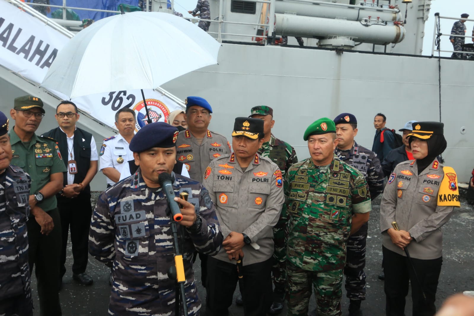 Kapolda Jatim Bersama Forkopimda Distribusikan Bantuan ke Pulau Masalembu Gunakan KRI Malahayati TNI AL