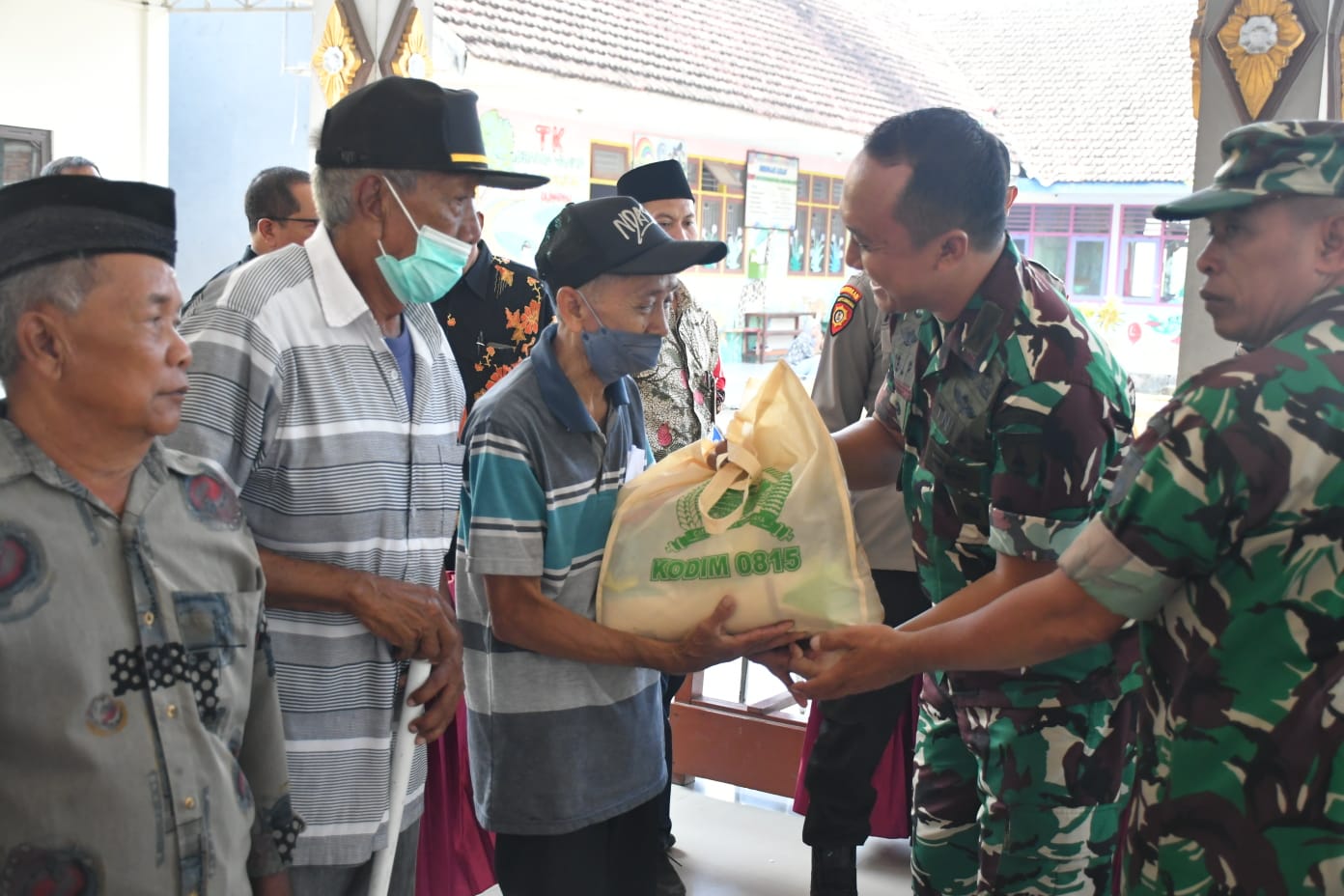 Jelang HUT Ke-77, Persit Kodim 0815/Mojokerto Kunjungi Wilayah Dlanggu Salurkan Bansos