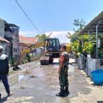 Cegah Banjir, Babinsa Gempol Monitoring Normalisasi Sungai