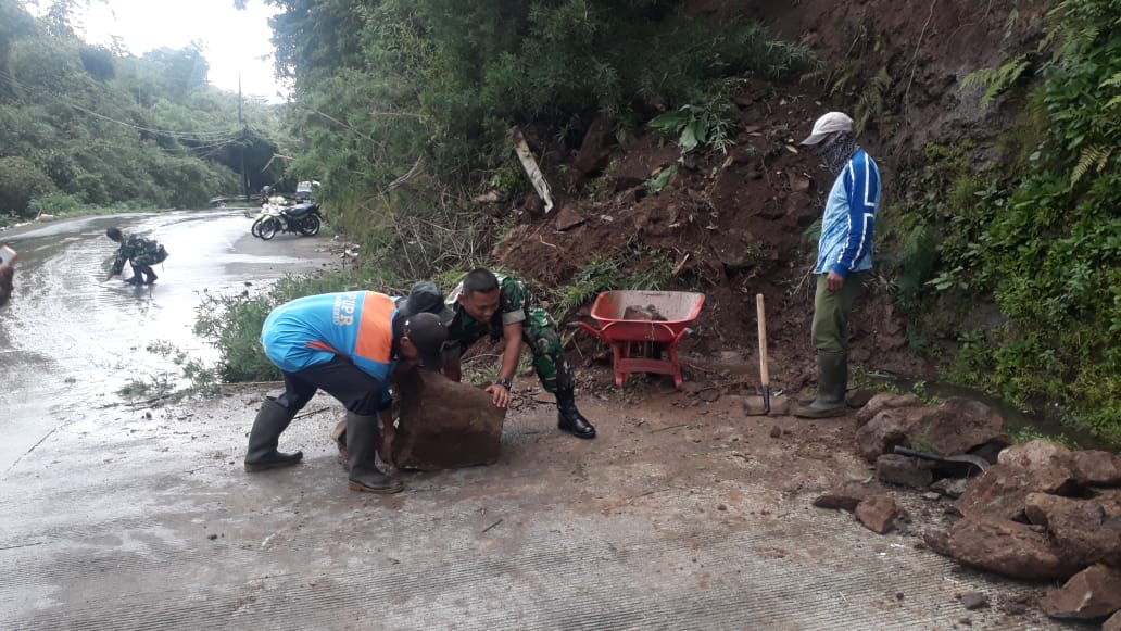 Respon Cepat, Koramil Pacet - BPBD - Dinas PUPR Hingga Warga Kompak Evakuasi Material Longsor