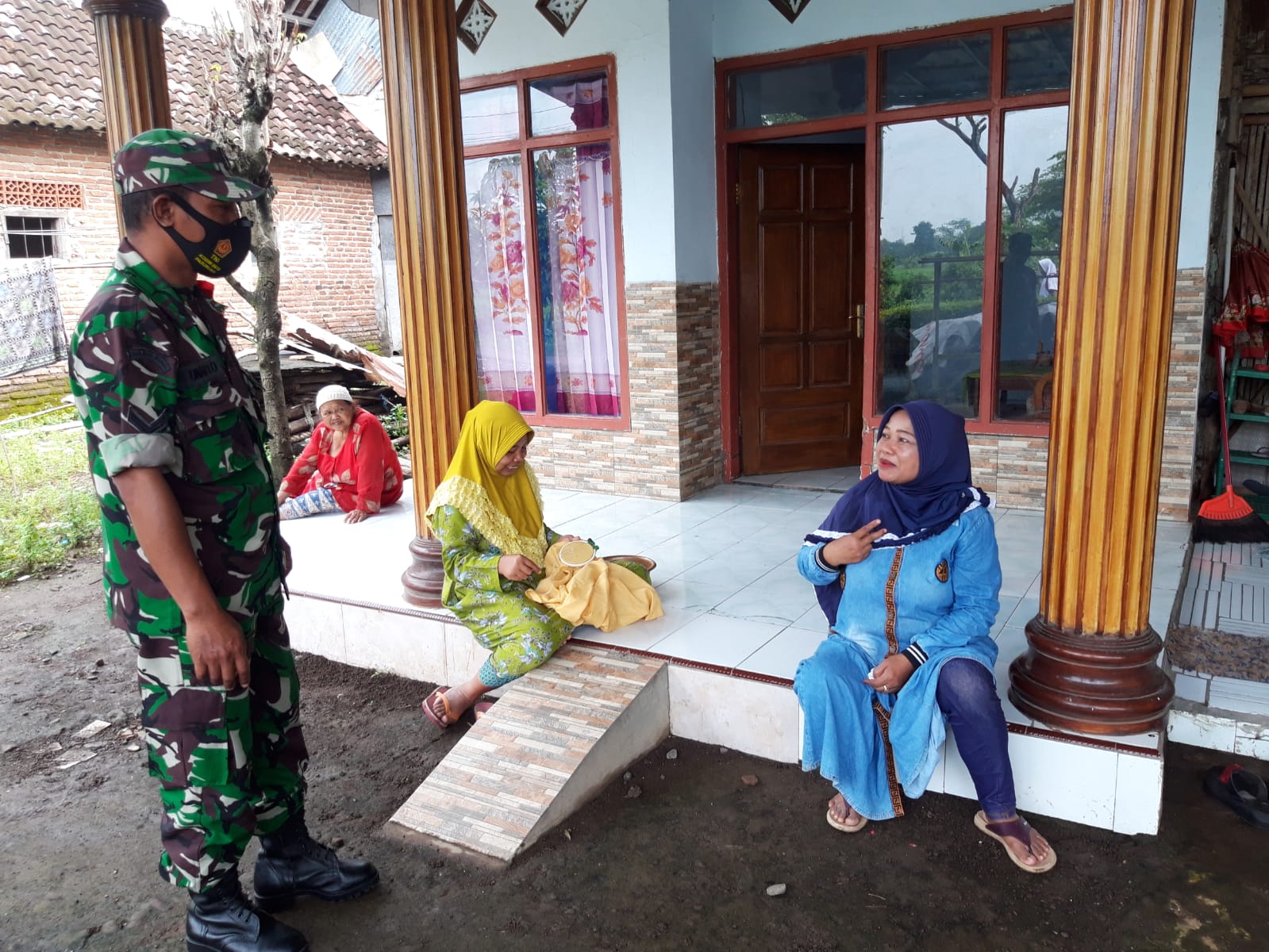 Peduli Lingkungan, Babinsa Wonorejo Sambangi Warga