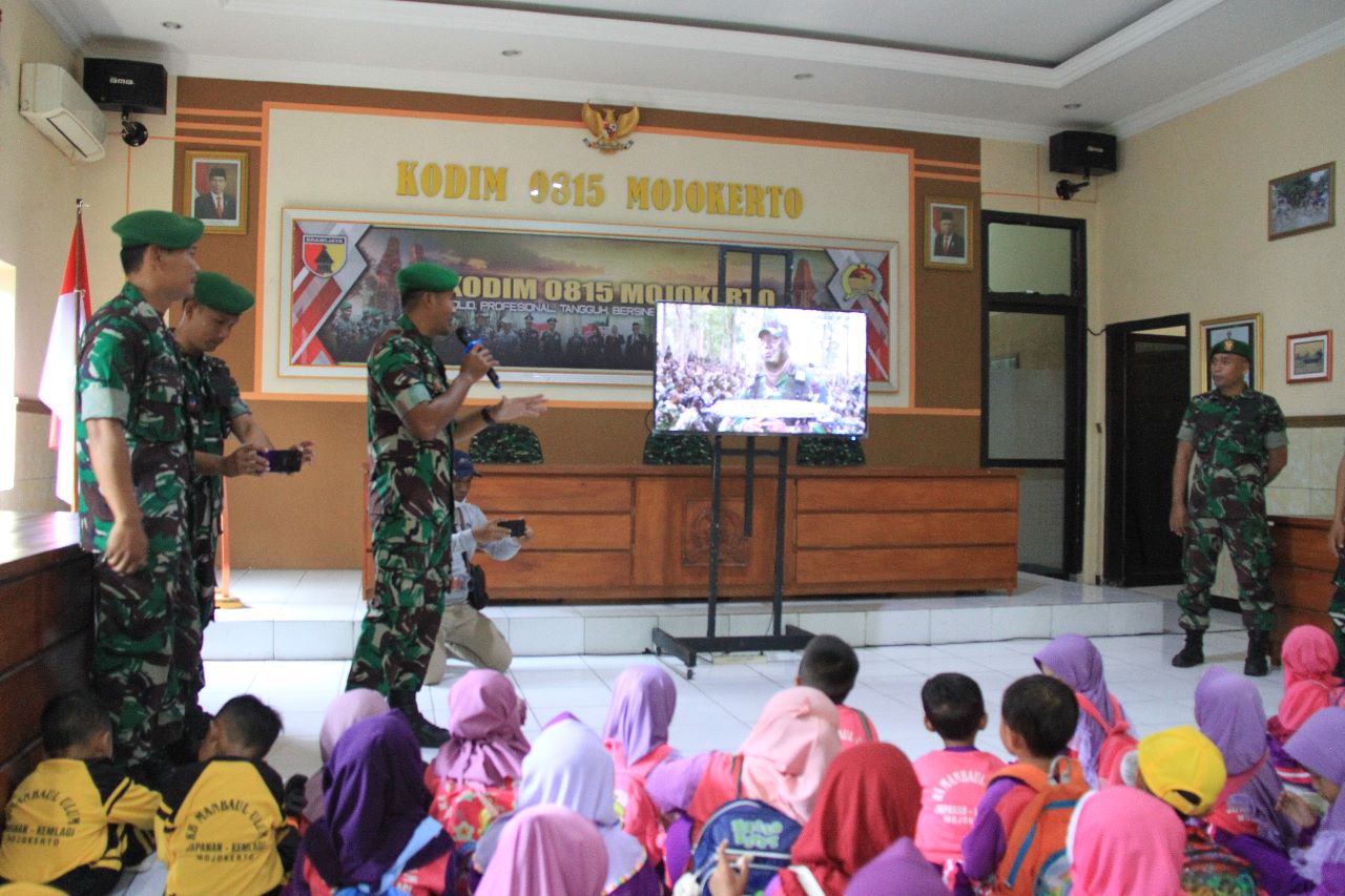 Tanamkan Bela Negara Sejak Dini, Ratusan Siswa KB - RA Manba'ul Ulum Kunjungi Markas Kodim Mojokerto