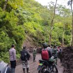Polisi Bersama TNI Bersihkan Material Longsor di Bondowoso, Akses Menuju Sempol Kembali Lancar