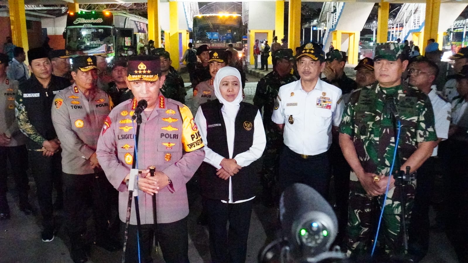 Kapolri Bersama Panglima TNI Tinjau Pos Pelayanan Terpadu di Terminal Purabaya Jawa Timur