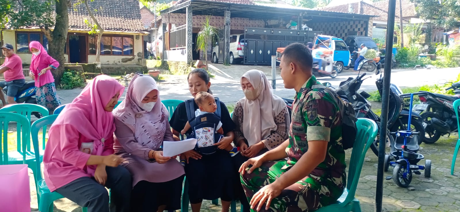 Babinsa Koramil Gondang Aktif Dampingi Posyandu