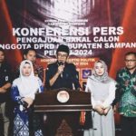 Penyerahan Berkas Bakal Calon Legislatif DPRD Kabupaten Sampang ke Kantor Komisi Pemilihan Umum (KPU) Sampang.