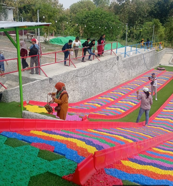 Rainbow Slide Lengkapi Wahana Bukit Kayoe Putih