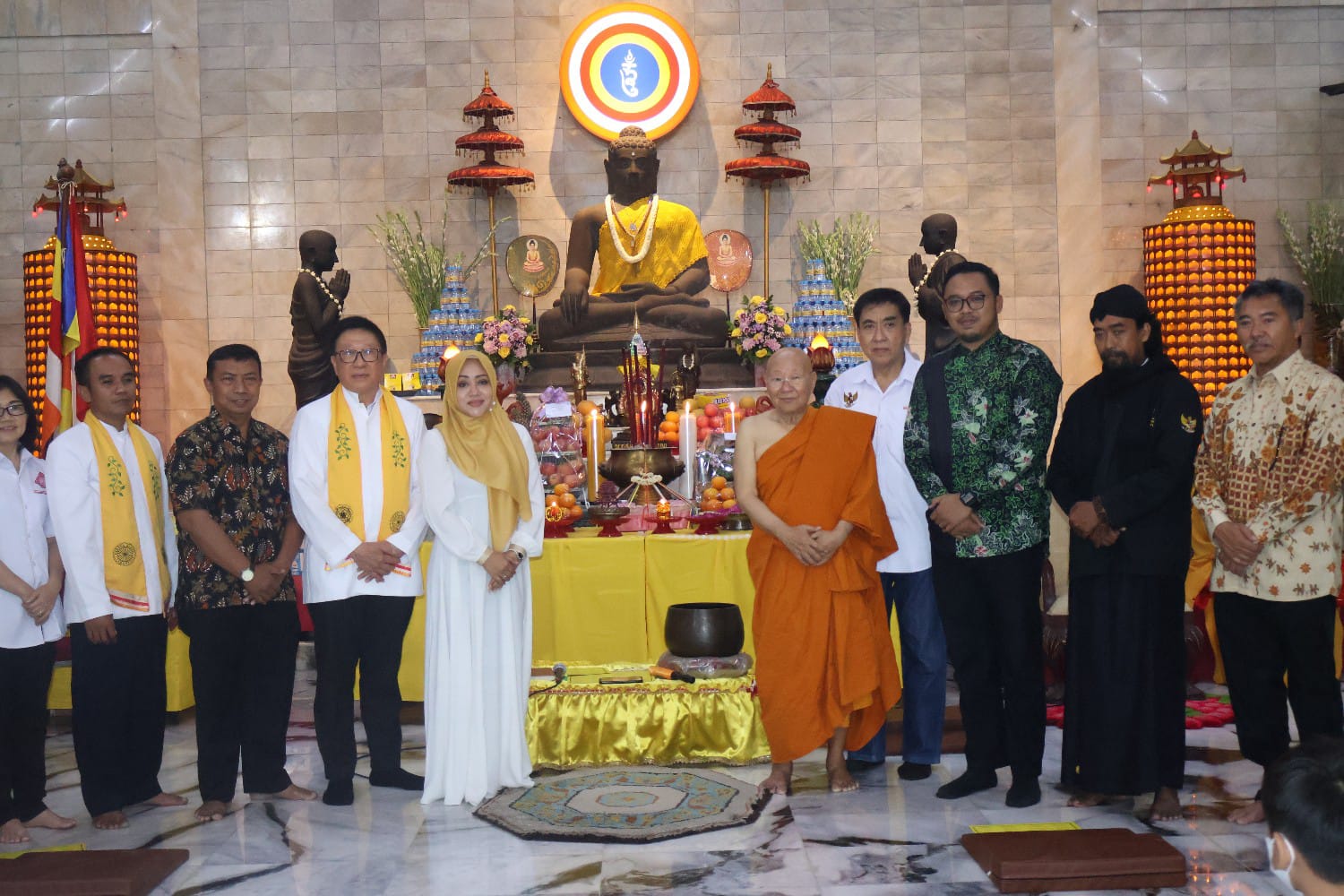 Kunjungi Mahavihara, Bupati Ikfina Ucapkan Selamat Waisak untuk Pemeluk Ajaran Buddha