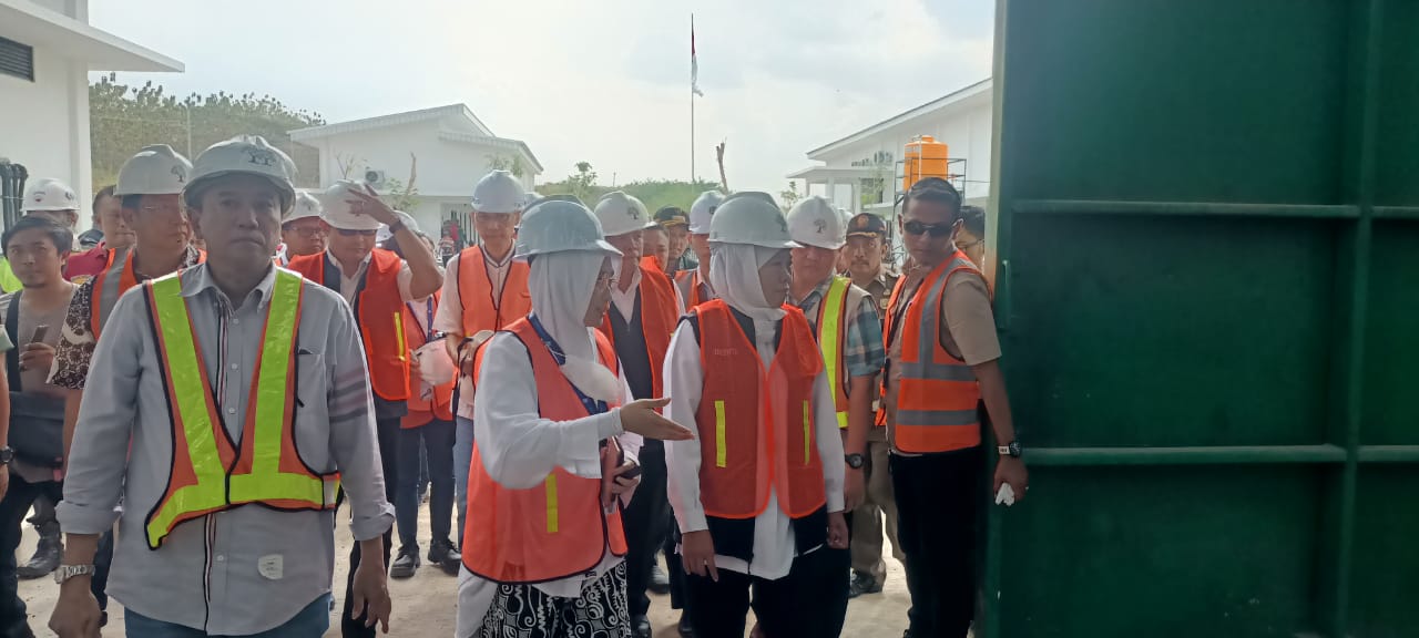 Sekdakab Mojokerto Dampingi Gubernur Khofifah Tinjau PPSLB3 Di Desa Cendoro Dawarblandong Mojokerto