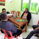 Jalin Komsos Dengan Perangkat Desa dan Masyarakat, Sertu Dwi Eko Babinsa Koramil 24 Tutur Sambangi Polindes