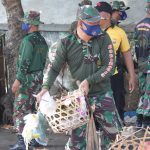 Cegah Wabah Penyakit, Koramil 0815/19 Magersari Gelar Karya Bakti Bersihkan Sampah Pasar Tanjung Anyar