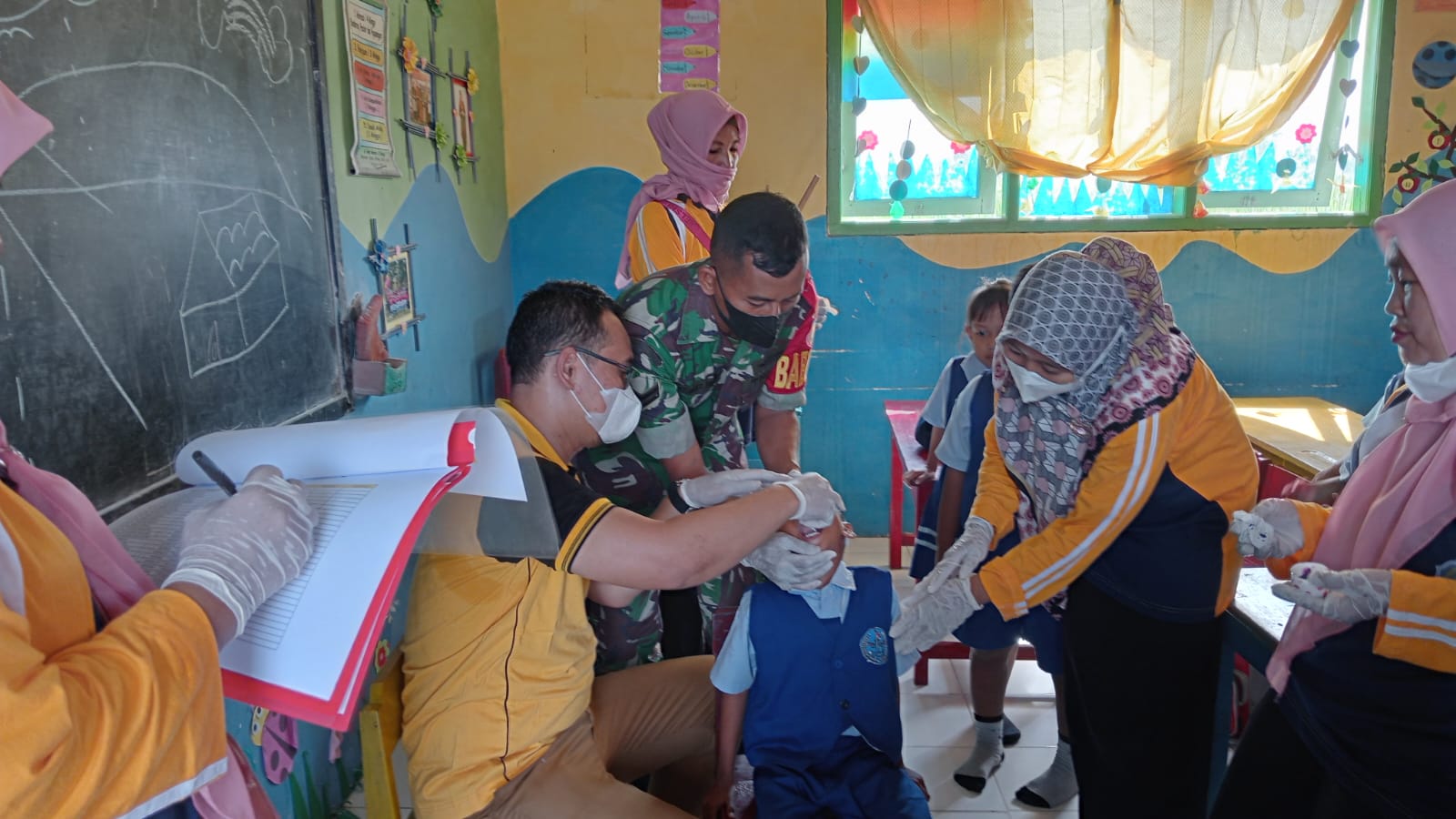 Pekan Imunisasi Nasional, Babinsa Koramil Kemlagi Berpartisipasi Aktif Berikan Vaksinasi Polio