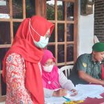 Peduli Warga Binaan, Babinsa Koramil Ngoro Dampingi Nakes Posbindu Lansia