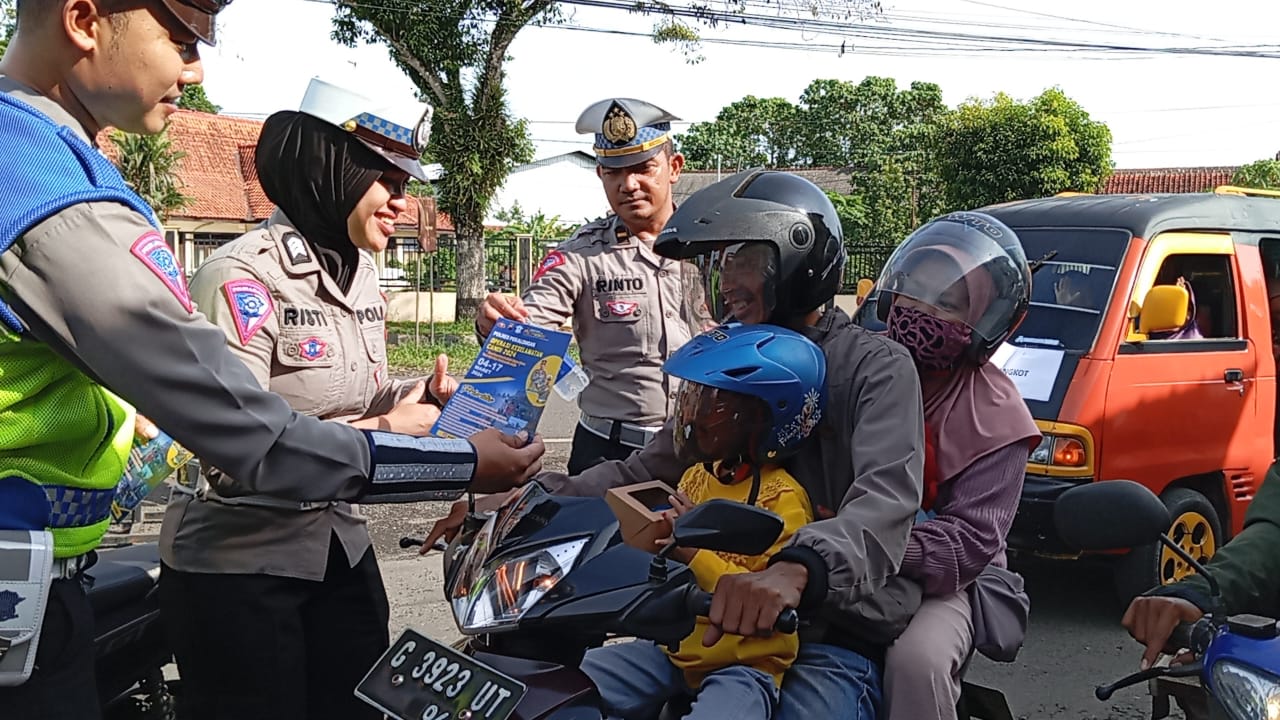 Sosialisasikan Operasi Keselamatan, Satlantas Polres Pekalongan Bagikan Souvenir Kepada Pengendara