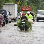 Hujan Lebat Genangi Ruas Jalan Raya Sumenep – Pamekasan, Polres Sumenep Sigap Atur Lalin