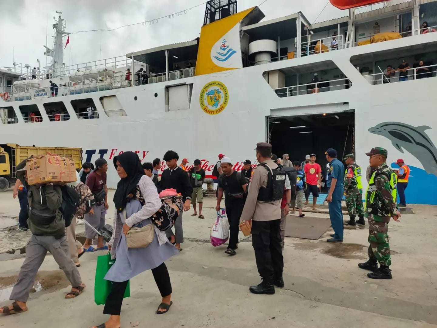 Arus Mudik Mulai Meningkat, Babinsa Perketat Pengamanan di Pelabuhan Kumai