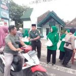 Berbagi Takjil Depan Markas Koramil, Danramil Puri : Wujud Rasa Syukur